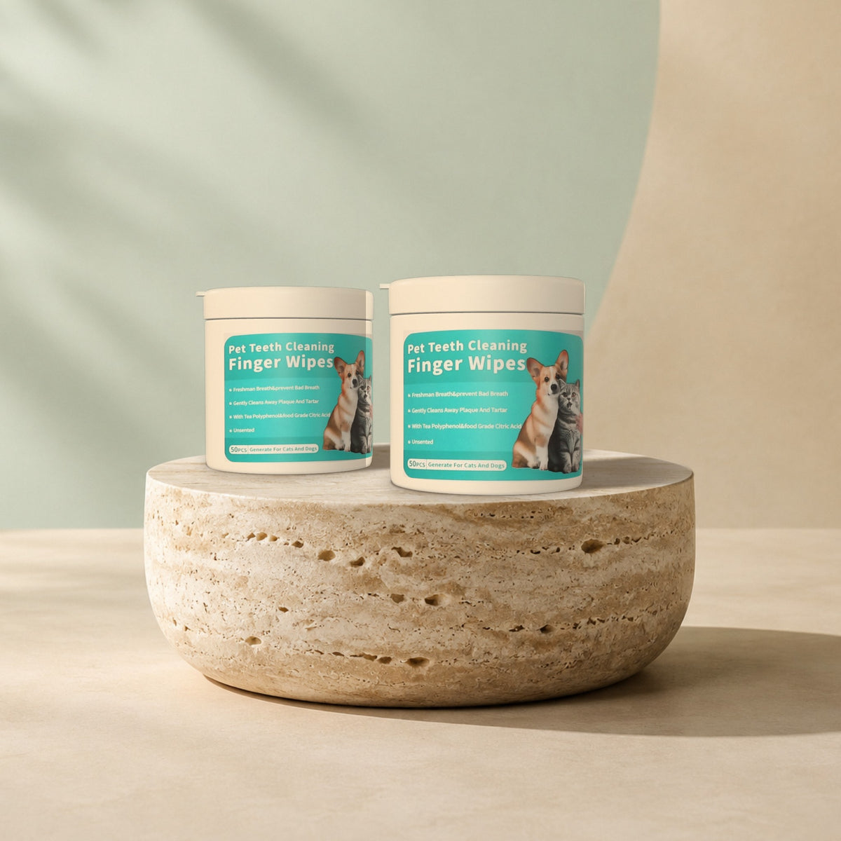 Routine 90 jours : deux pots DogSmile de 50 lingettes doigtier sur un socle en travertin